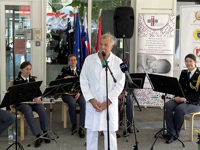 Z barvami JUPOL prenovili še avlo postojnske porodnišnice